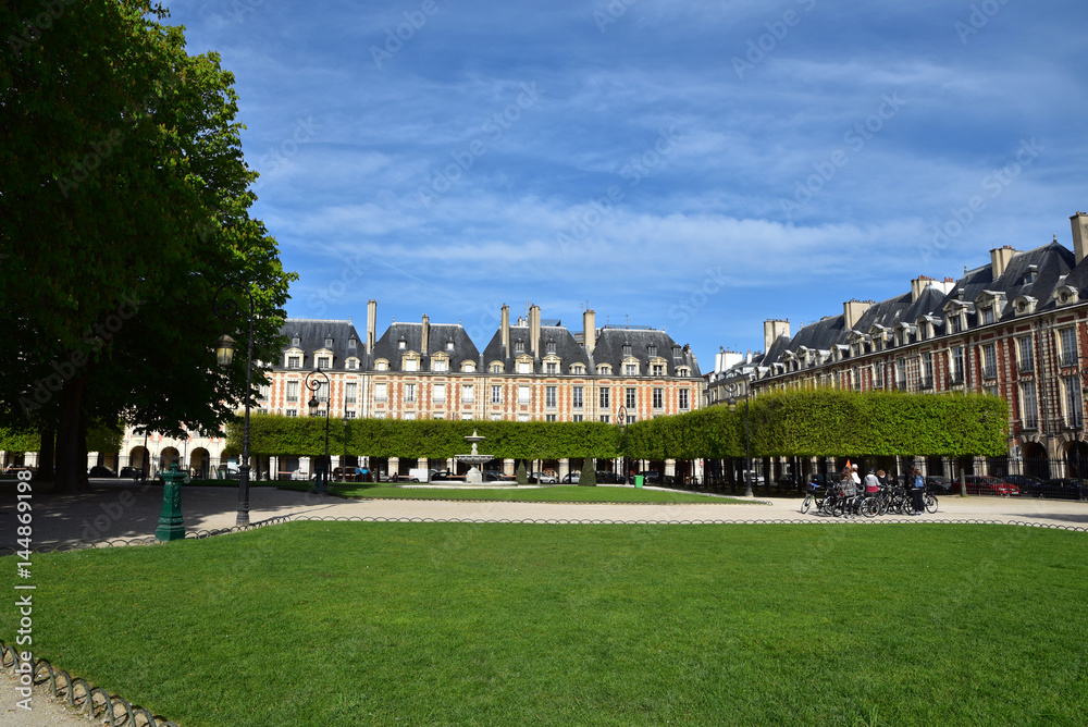 Place des Vosges à Paris au printemps, France