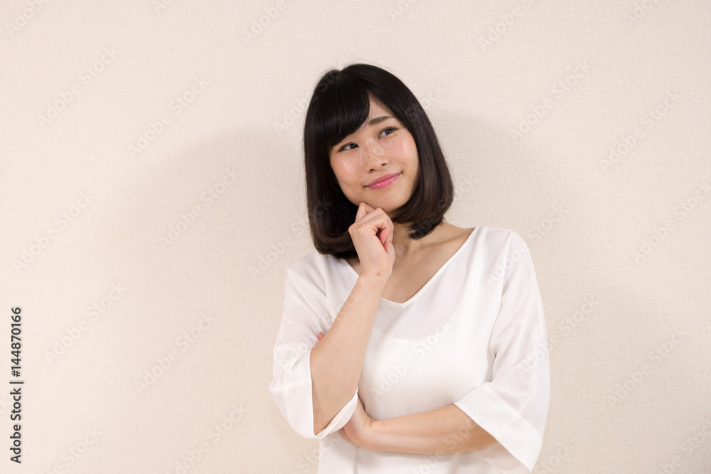 美人の女性 首を傾げる ポーズ 美人の女性 首を傾げる ポーズ