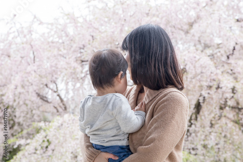 枝垂れ桜と家族