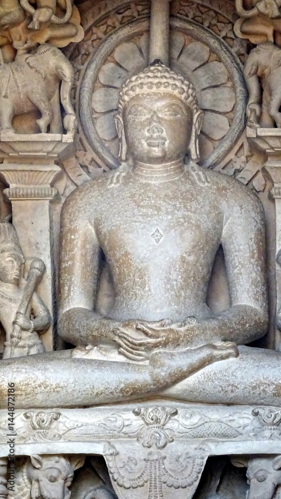 Escultura de un dios indio sentado en el templo Parshvanatha . Khajuraho. Madhya Pradesh . India 