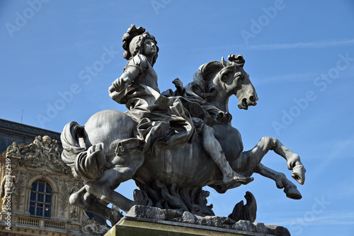 Statue équestre de Louis XIV dans la cour Napoléon à Paris, France