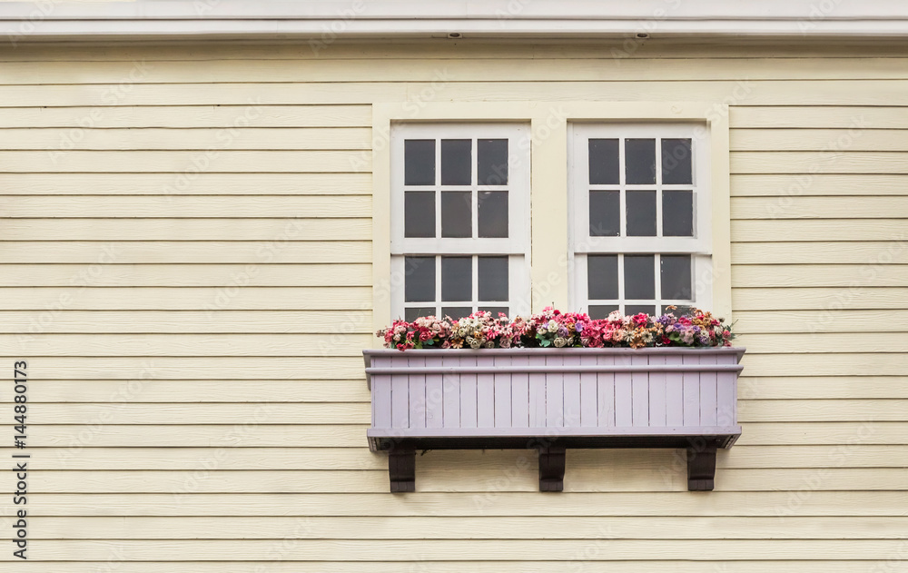Φωτογραφία vintage Windows style with flowers and wooden walls.