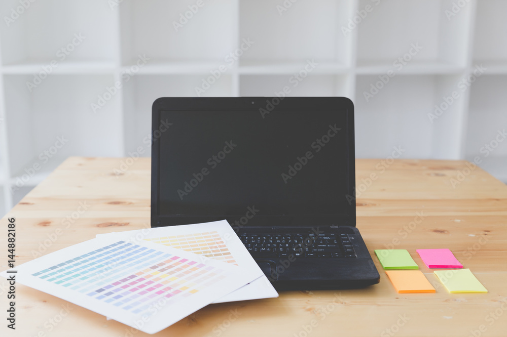Obraz premium graphic designer desk table with computer, sticky note and color guide palette swatches