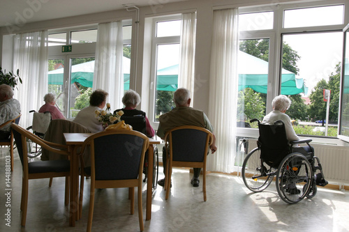 Rentner in einem Pflegeheim photo