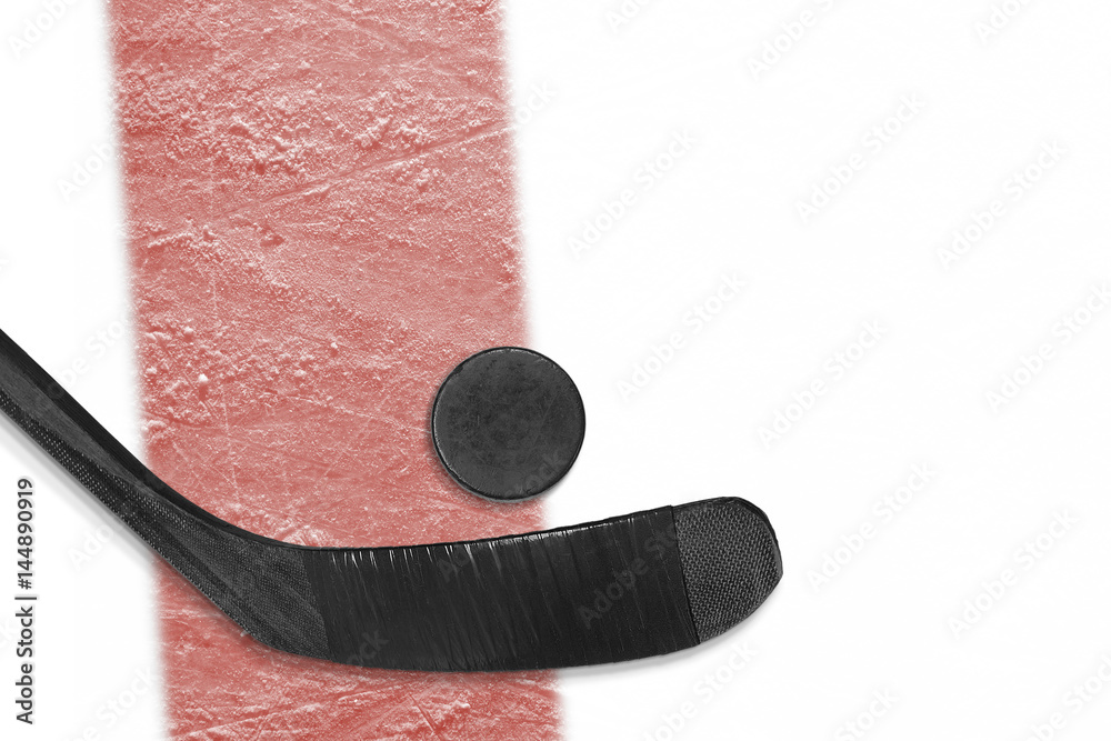 Obraz premium Hockey stick and washer on the red line