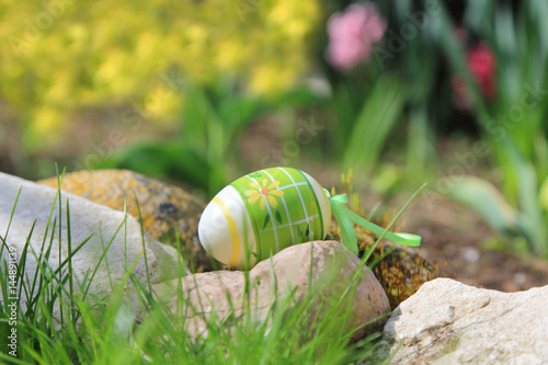 Jajko Wielkanocne na kamieniach w ogrodzie.