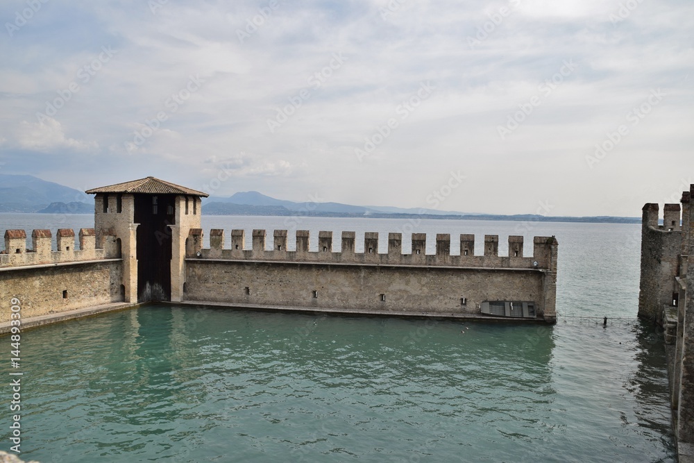 ingresso per le barche nel Castello di Sirmione sul Lago di Garda in Italia