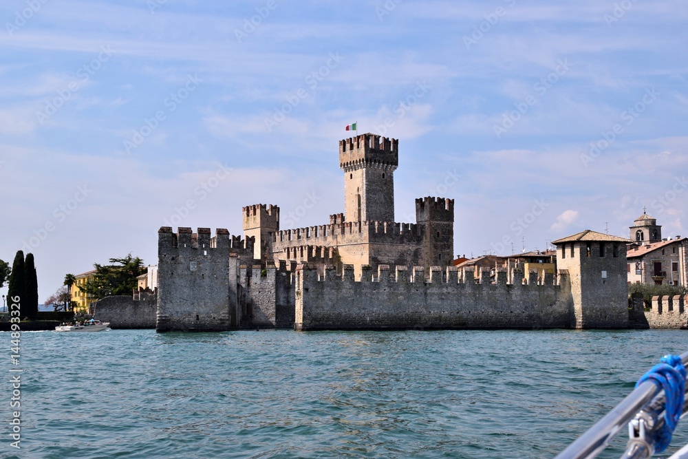 Castello di Sirmione visto da un battello nel Lago di Garda in Italia