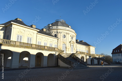 Aufnahme von Schloss Solitude . Winteraufnahme mit groben und langen Schatten (ohne Schnee). 