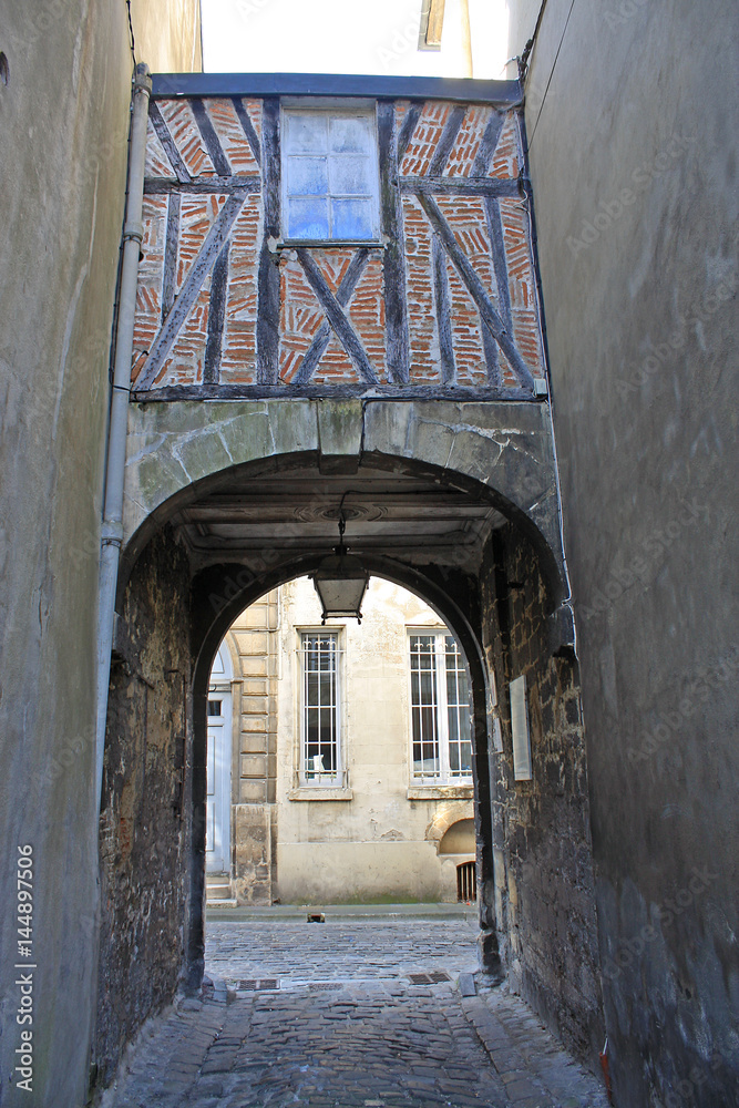 Fototapeta premium bridge over street in LaonLaon