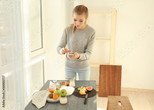 Young woman photographing f...