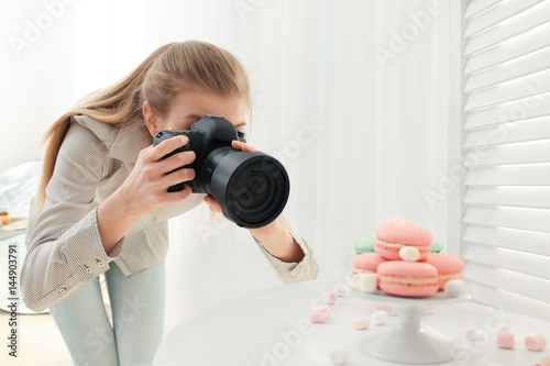 Young woman photographing f...