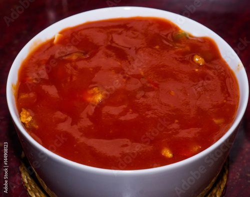 lazania własnej domowej roboty w sosie pomidorowym zapiekane w ceramice
