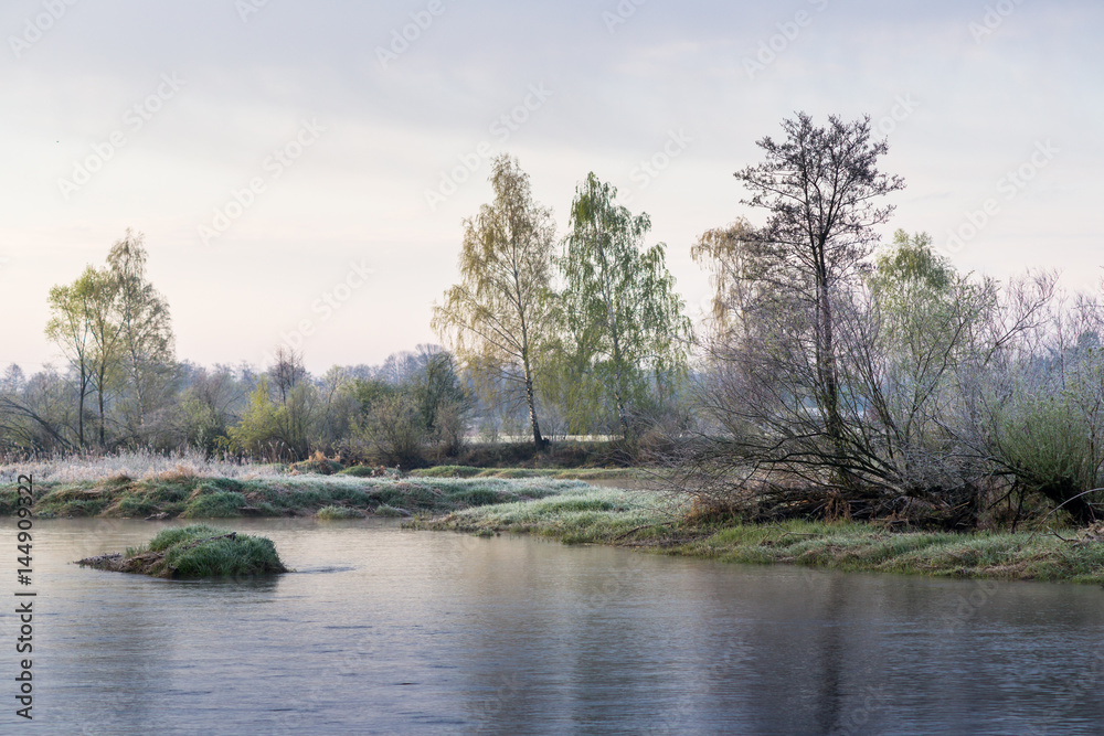 Pilica, chłodny wiosenny poranek nad rzeką