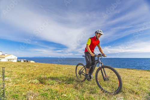 Mountainbiker mit Ebike am Meer