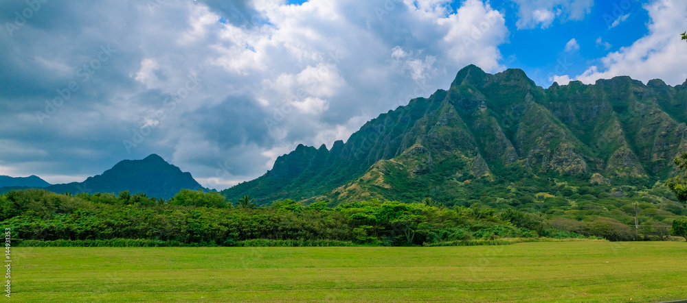 Photo sur Plexiglas Panorama of the mountain range by famous Kualoa Ranch  in Oahu, Hawaii where "Jurassic Park" was filmed - Nikkel-Art.fr