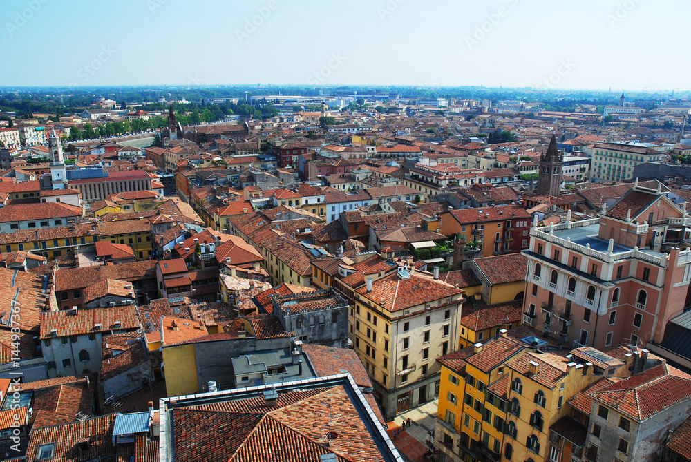 Obraz premium ヴェローナの街並み（夏のイタリア）