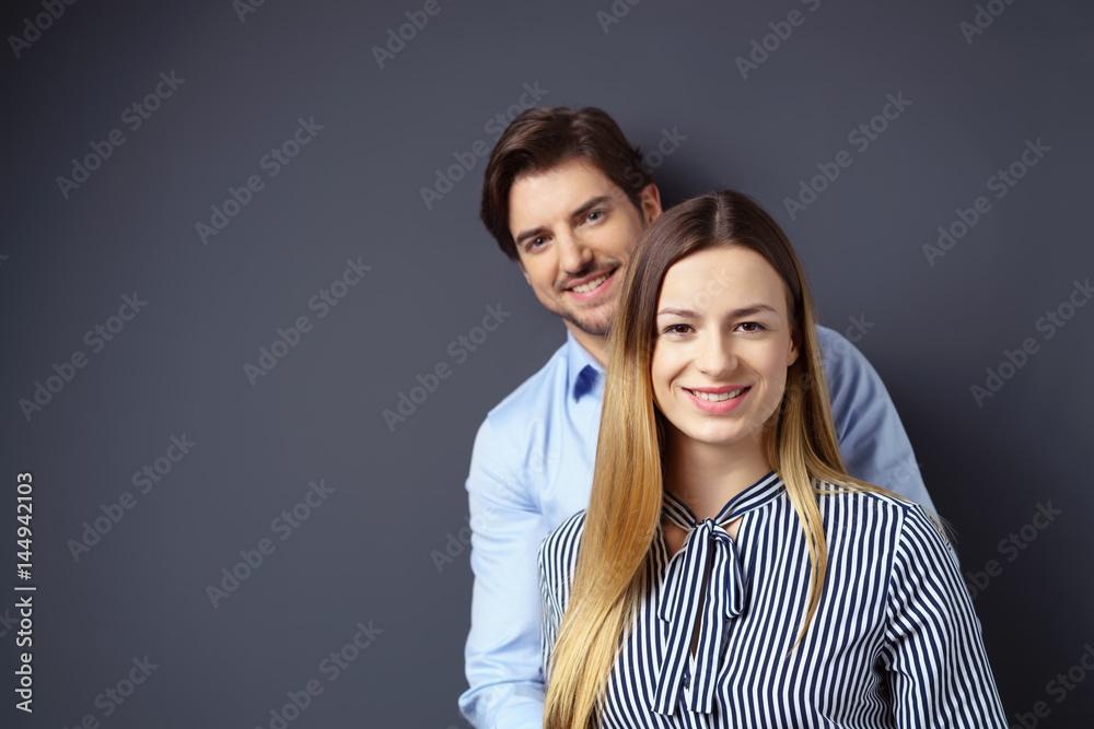 verliebtes paar vor einer grauen wand verliebtes paar vor einer grauen wand