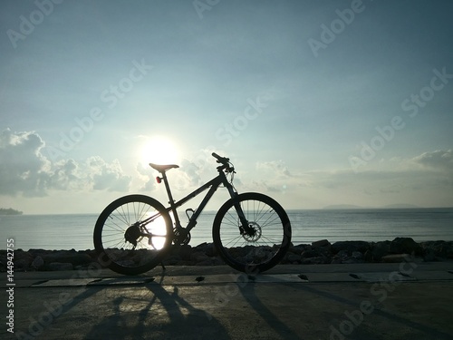 Fototapeta Naklejka Na Ścianę i Meble -  Cycling for exercise To visit beautiful seashore