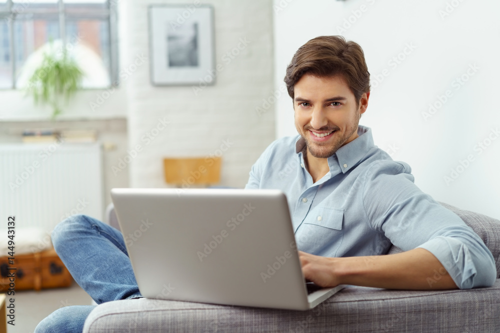 lächelnder mann surft im internet lächelnder mann surft im internet