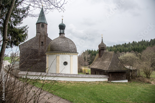 St. Hermann Kapellen bei Bischofsried beginnend im Jahr 1322, erweitert durch die Wallfahrtskirche, bis ins 17. Jahrh. ein Wallfahrtsziel