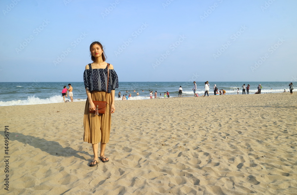 海岸の若い女性　ベトナム