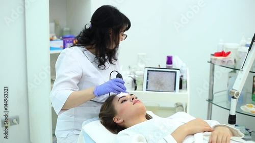 A study of the disease of the hair and skin using a trichoscope.