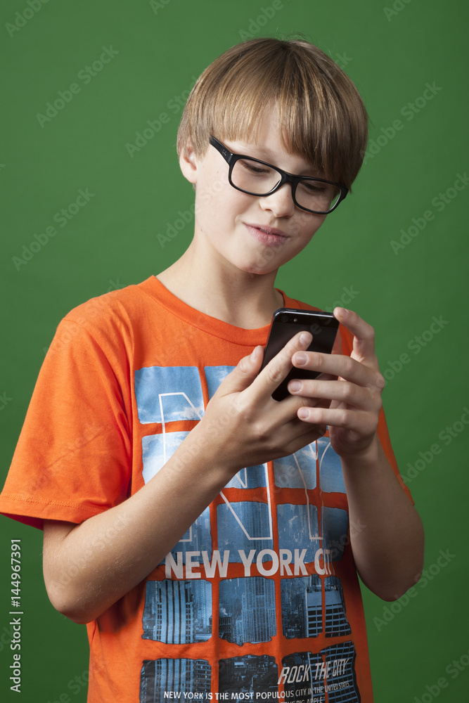 Teenager mit smartphone und Brille vor grünem Hintergrund Stock Photo |  Adobe Stock