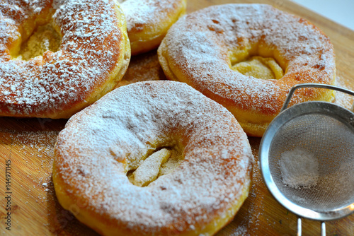frisch gebackene Ausgezogene Küchle Krapfen auf Holzbrett in der Küche