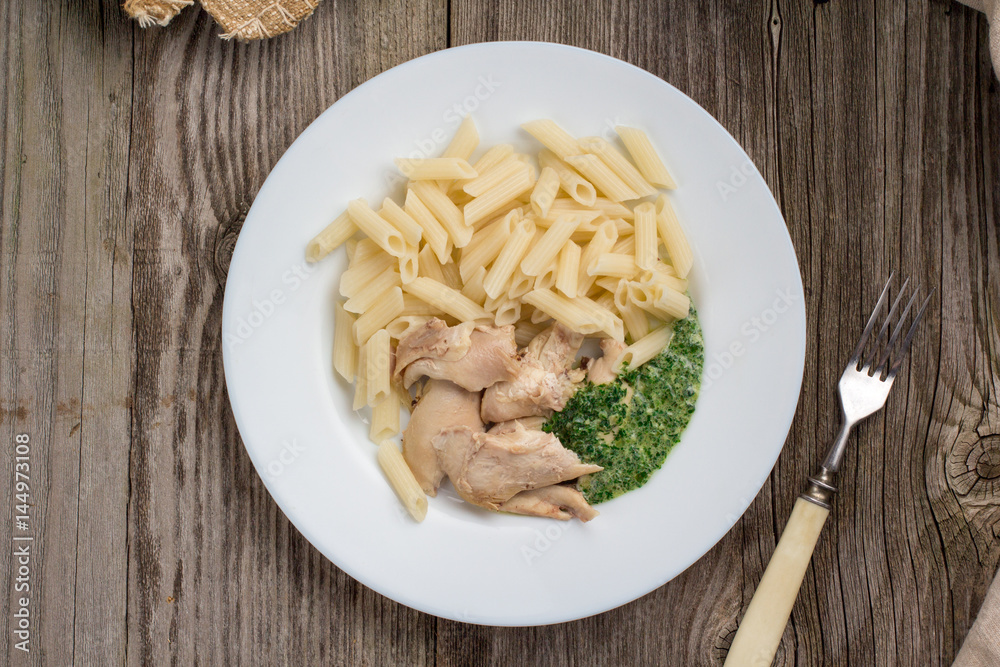 Pasta penne with chicken and homemade parsley sauce