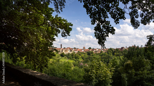 Durch Bäume eingeräumter Blick auf Rothenburg ob der Tauber 