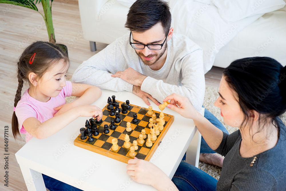 Папа играет в шахматы. Шахматы семья. Игра в шахматы семьей. Папа с шахматами. Семья играет в шахматы.
