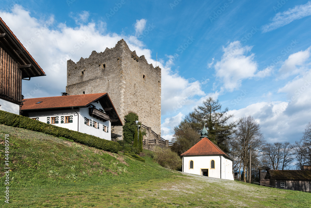 Die Burgruine Neunußberg mit einer Kapelle, ab 1350 als Wohnburg, auch Adelsburg, errichtet
