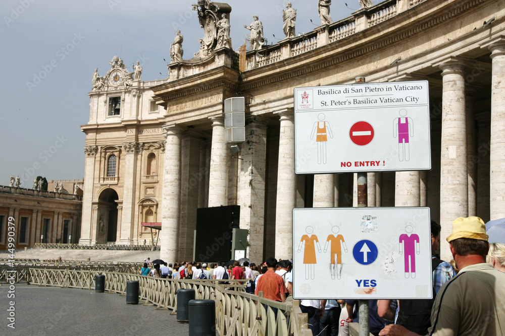 Fototapeta premium Kleiderordnung für Touristen vor der Peterskirche in Rom 