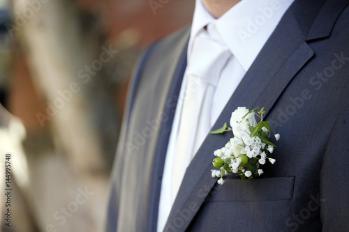Dettaglio Di Abito Blu Da Sposo Con Evidenza Di Giacca Camicia Gilet E Fiore All Occhiello Stock Photo Adobe Stock