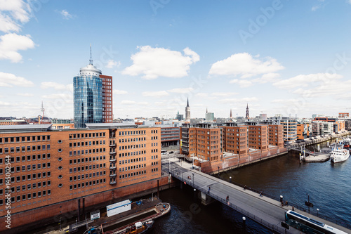 Speicherstadt Hamburg mit blauen Himmel © ohenze