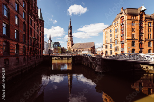 Speicherstadt mit Blick auf Kirche  Hamburg