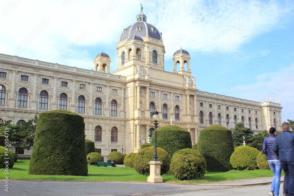 Wien: Touristen vor dem Naturhistorischen Museum