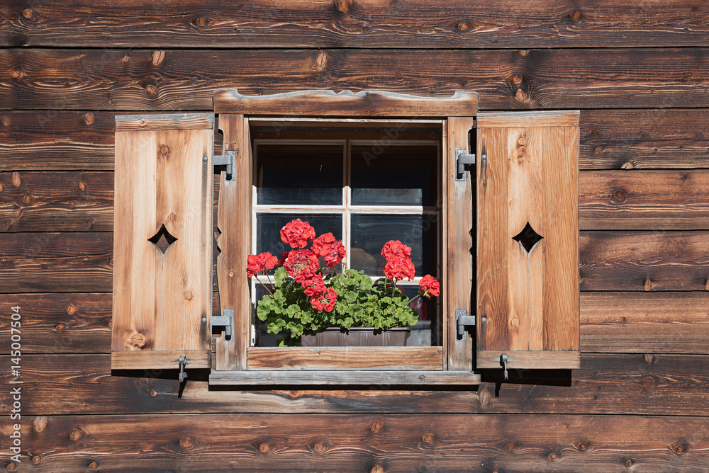 rustikales Bauernhof Fenster mit Geranien Stock Photo | Adobe Stock