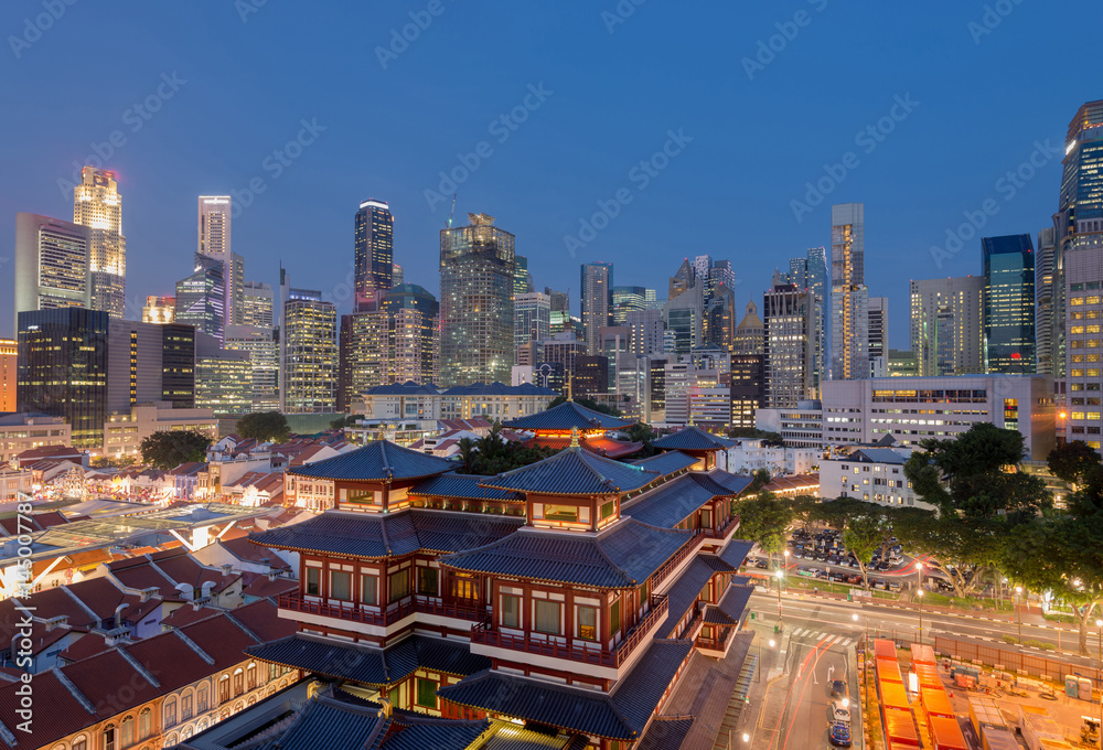 Obraz premium Singapore city skyline and Buddha tooth relic temple landmark.