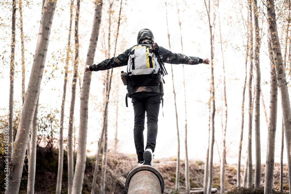 Foto Backpacker man enjoying in the mountain
