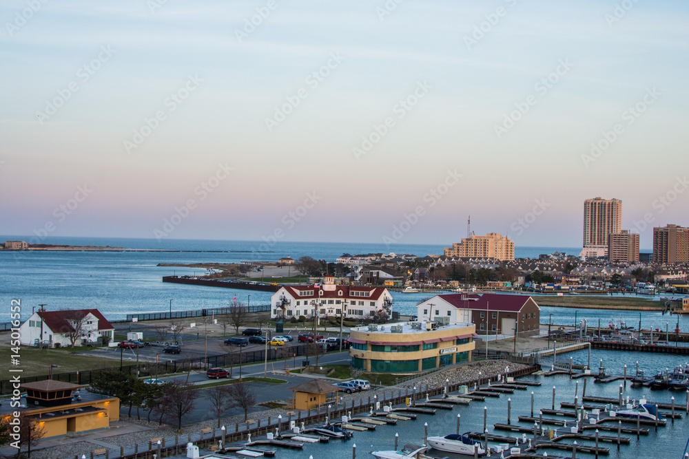 Obraz premium Overlooking State Marina Harbor in Atlantic City, New jersey at sunset
