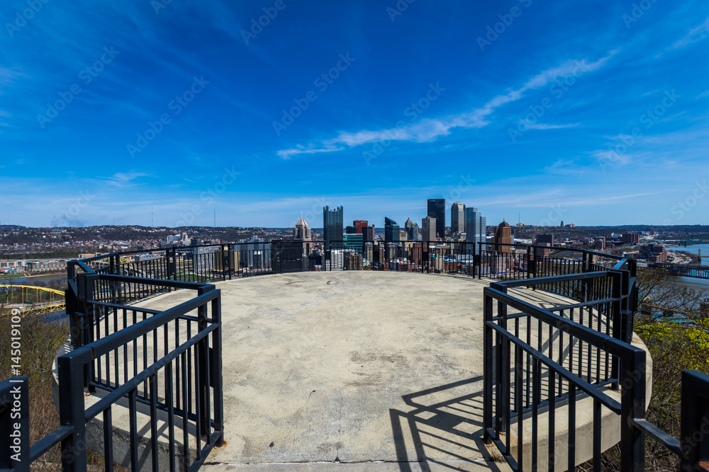 Obraz premium Skyline of Pittsburgh, Pennsylvania at night from mount washington above the monongahela river