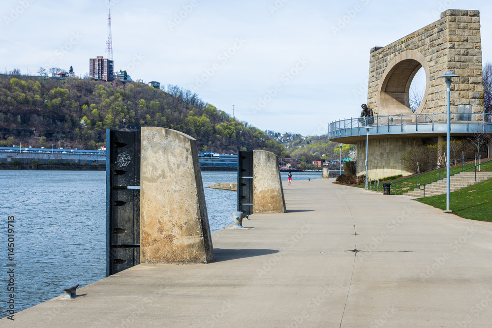 Φωτογραφία Skyline of Pittsburgh, Pennsylvania from Allegheny Landing from across the Alleg