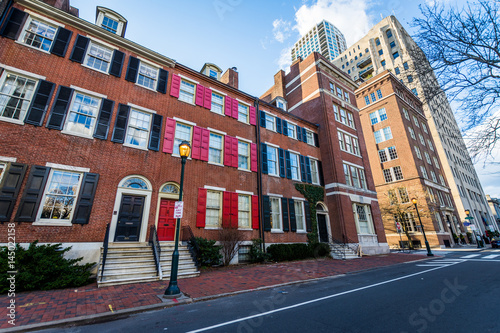 Obraz na plátně washington square apartments in philadelphia pennsylvania in spring