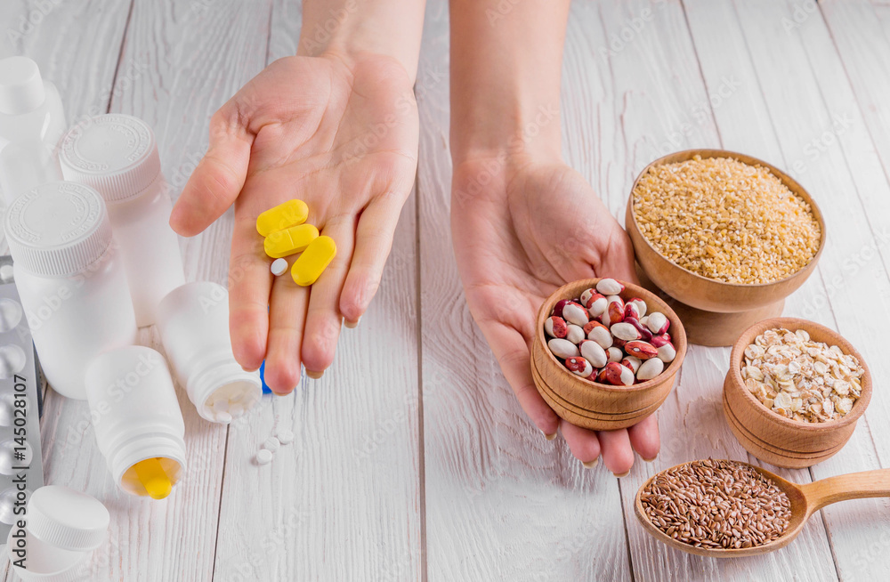 Obraz premium Pills or healthy eating choice. Healthy diet concept.