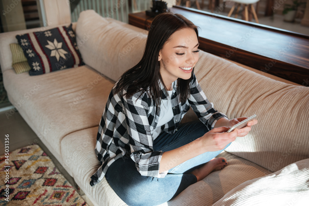 Obraz premium woman using cellphone