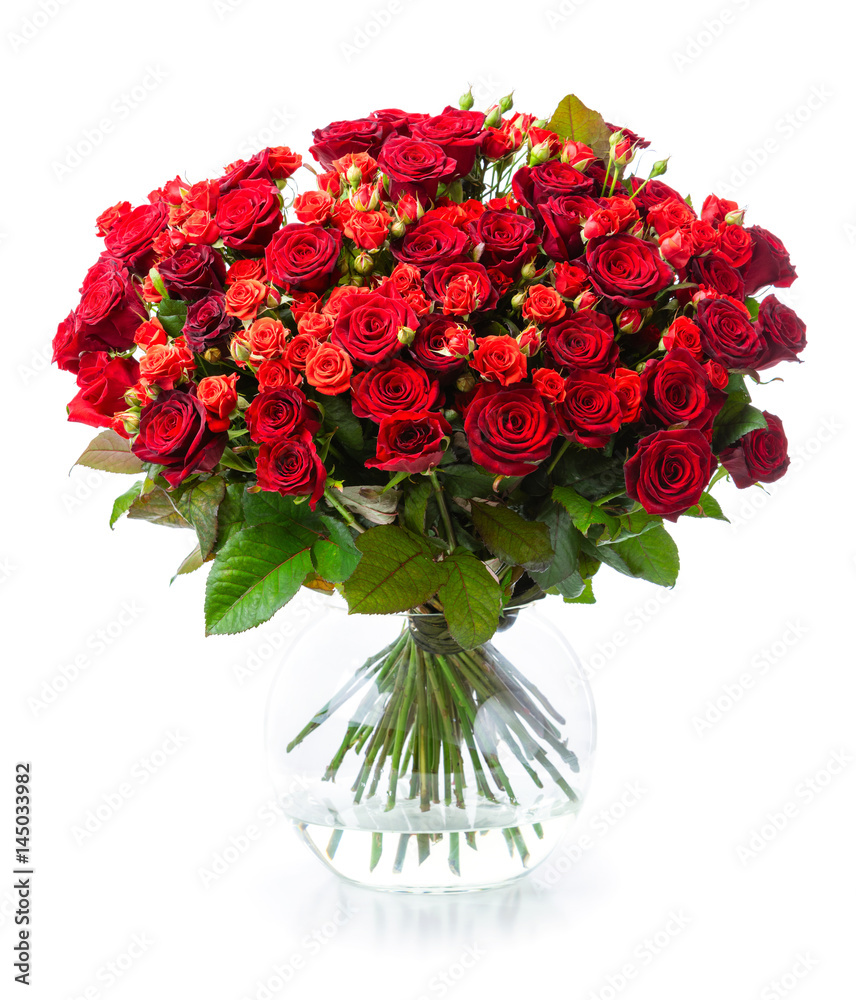 Obraz premium Bukiet czerwonych róż w szklanej wazonie