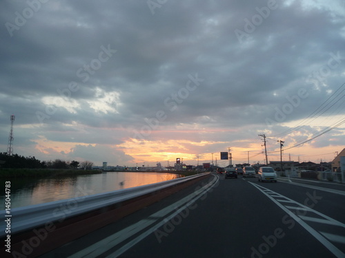 川沿いの雲の多い夕暮れ(宮城県) © misumaru51shingo