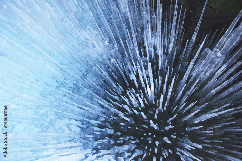 Naklejka premium Hanging blue icicles. Winter background